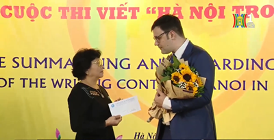 Roman Nilov- Bí thư thứ 3 Đại sứ quán Liên bang Nga tại Việt Nam tặng phần thưởng đạt giải “Hà Nội trong tôi” cho trẻ tự kỷ Sao Mai