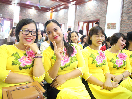 Trung tâm Sao Mai tổ chức mít tinh chào mừng ngày nhà giáo cho gần 100 cán bộ, nhân viên