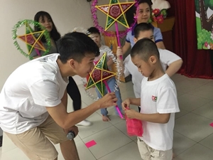 Học sinh Trường THPT Trần Phú góp thêm niềm vui cho học sinh Sao Mai dịp Tết Trung Thu