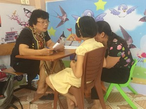 Sao Mai giúp cơ sở của Sơn La về can thiệp sớm cho trẻ tự kỷ