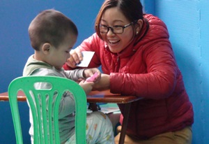 Cô giáo 10 năm tận tụy với học sinh khuyết tật trí tuệ của Sao Mai