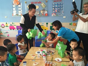Trung tâm Sao Mai tổ chức tặng quà và  vui Tết Thiếu nhi cho các bé