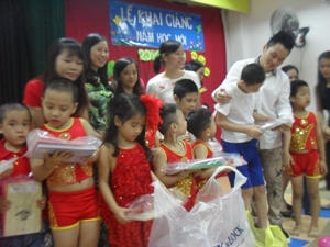 Ca sĩ Tùng Dương vui khai giảng với trẻ khuyết tật TT  Sao Mai