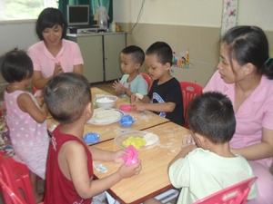 The children of little chicken class were taught to make moon cake