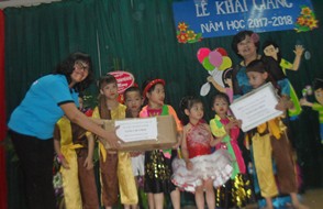 The sponsors shared joys with students of Morning Star Center in the new school year ceremony