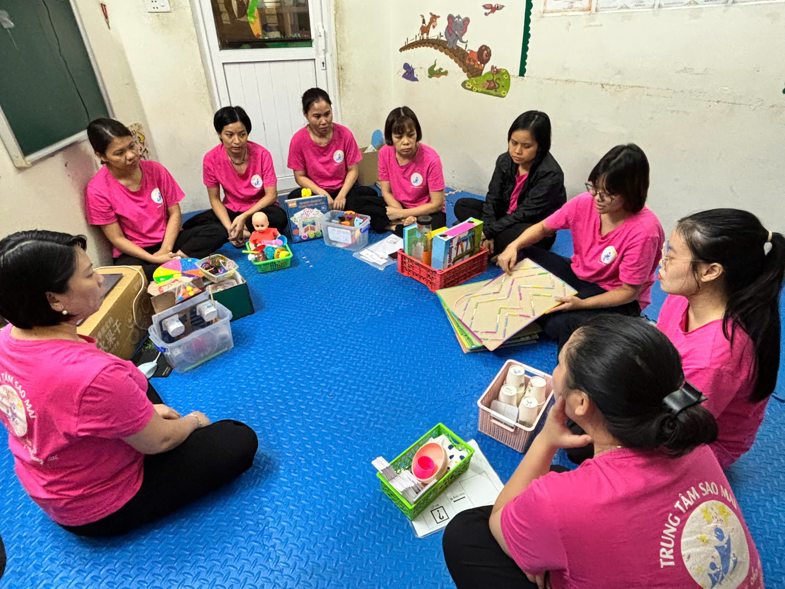 Hộp đồ dùng cho hoạt động: bí quyết tăng hứng thú và bật mở ngôn ngữ cho trẻ tự kỷ