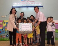 Tặng quà cho các bé nhân ngày người khuyết tật Việt Nam 18-4