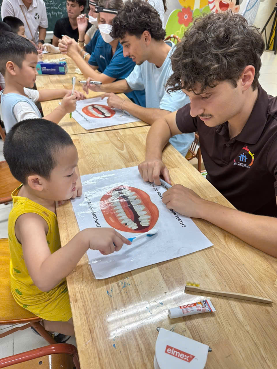 Niềm Vui Nụ Cười Xinh: Đoàn Sinh Viên Nha Khoa Pháp Thăm Và Khám Răng Miễn Phí Cho Trẻ Tại Trung Tâm Sao Mai