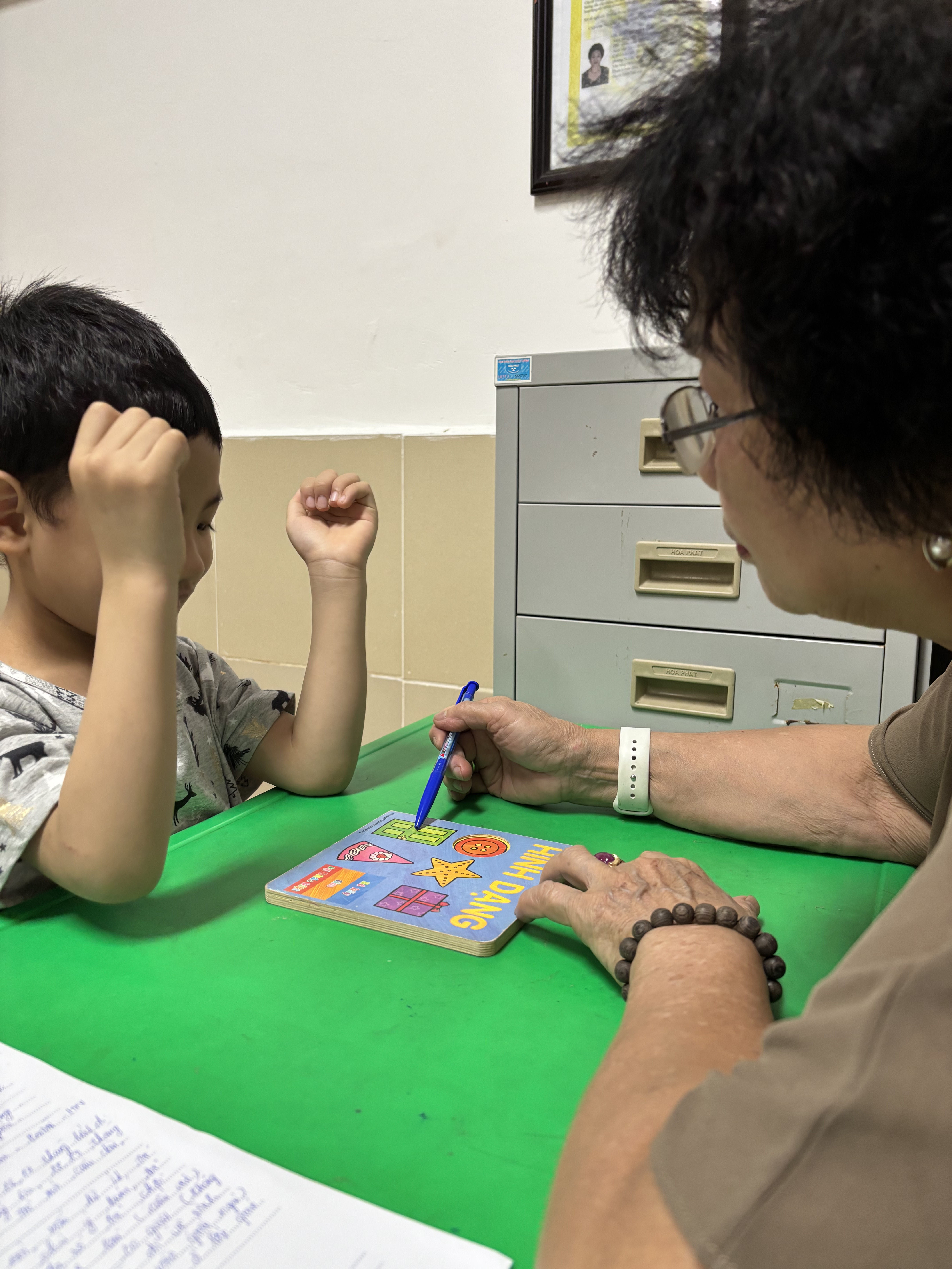 “Con tôi chưa nói, có phải con bị tự kỷ không?” – Lời giải đáp từ bác sĩ chuyên khoa