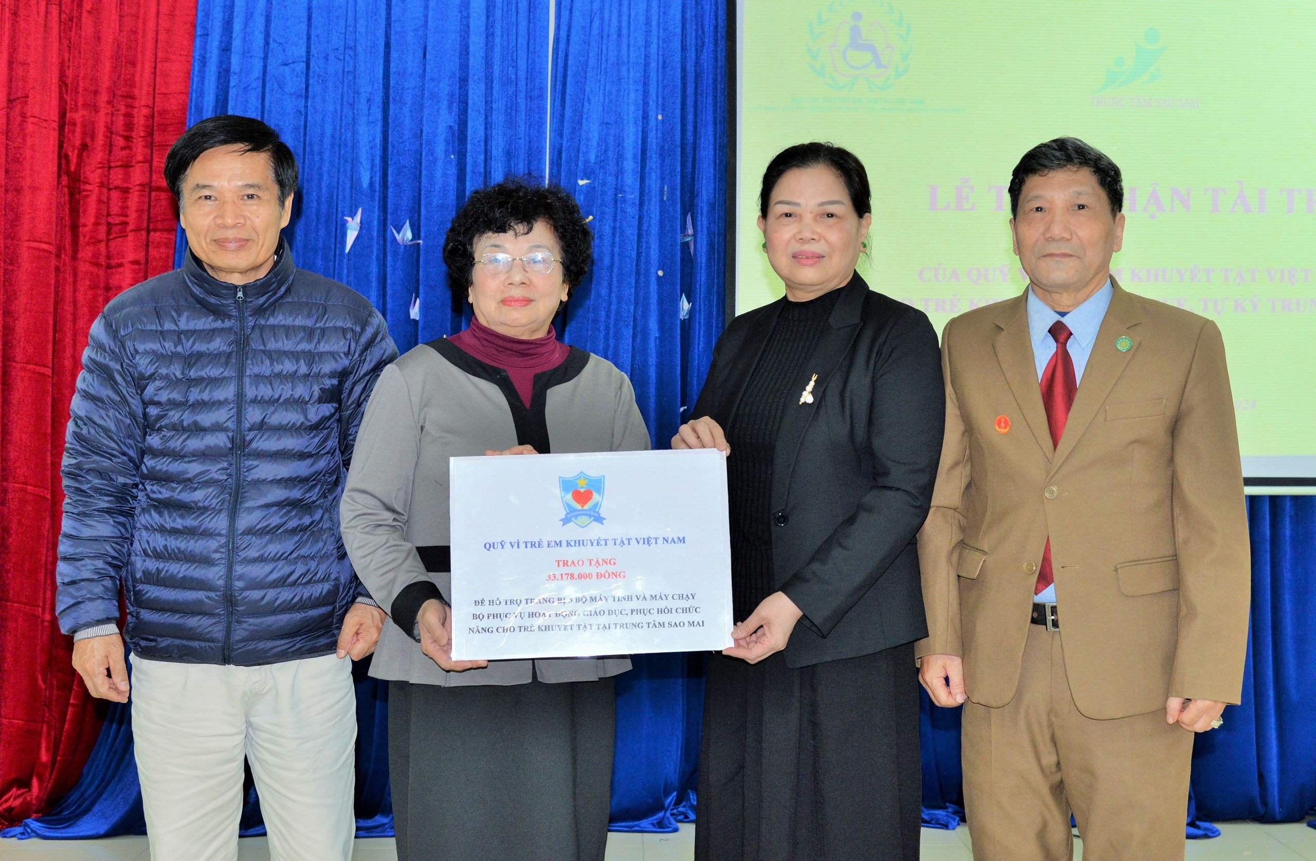 Quỹ Vì trẻ em khuyết tật Việt Nam trao tặng trang thiết bị mới cho Trung tâm Sao Mai