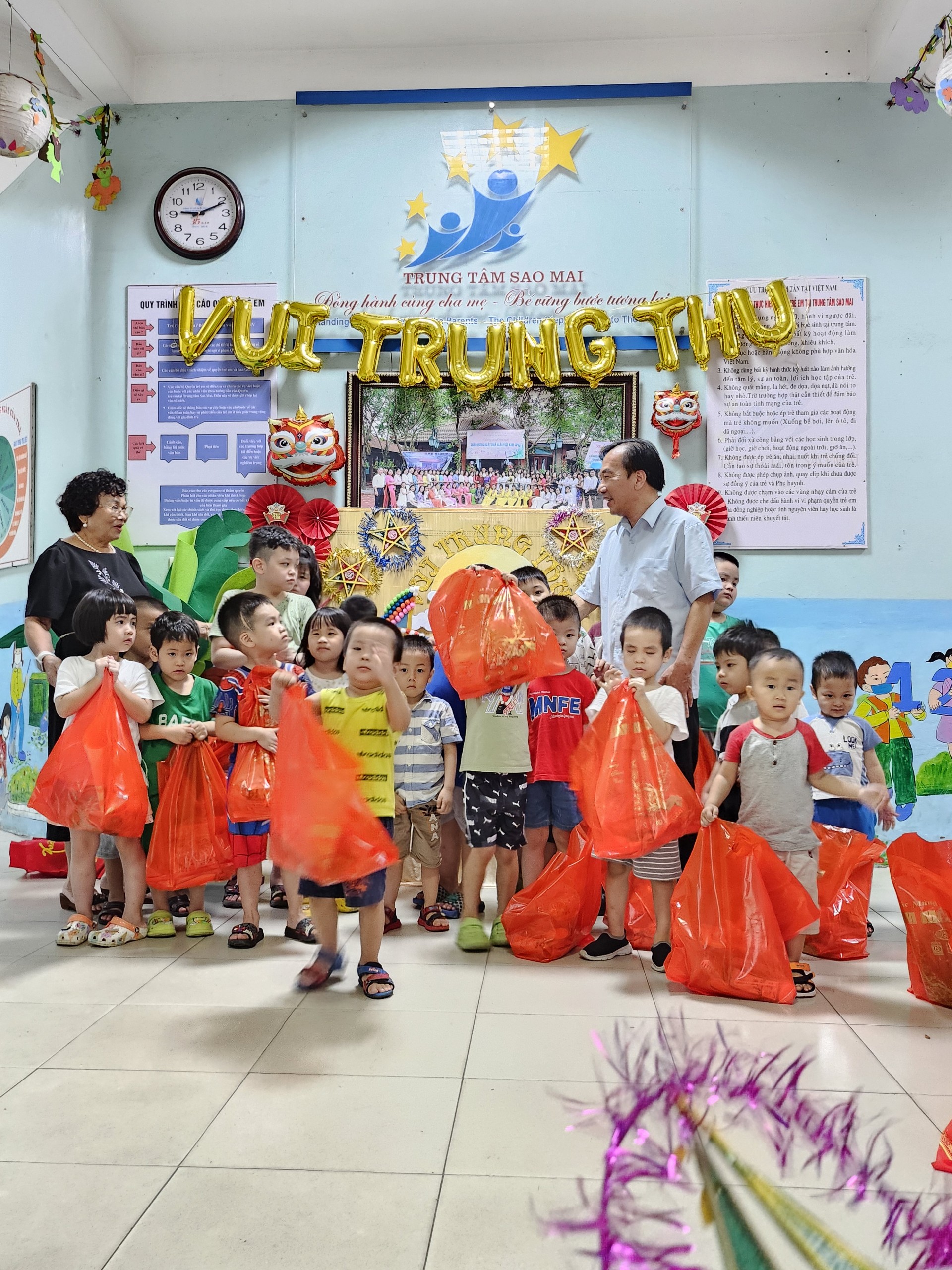 Hội cứu trợ trẻ em tàn tật Việt Nam tặng quà cho các bé Sao Mai nhân dịp Trung Thu 2023