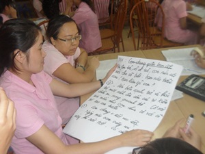Sinh viên quốc tế thực tập tại Trung tâm Sao Mai chia sẻ bài thu hoạch với giáo viên